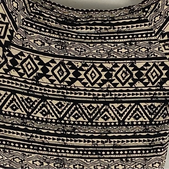 Forever 21 Women’s T-Shirt Crop Top Aztec Blouse Size Small - Picture 6 of 15